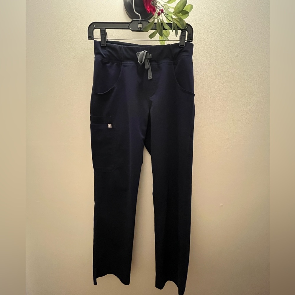FIGS Kade Cargo scrub pants in Navy Blue, Size XS - Picture 8 of 11